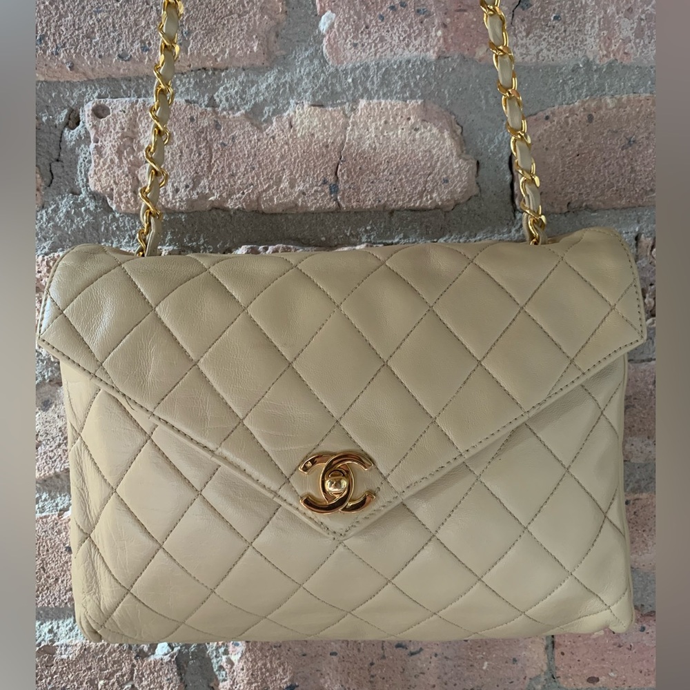 SOLD**Vintage CHANEL CC Leather Flap Bag!